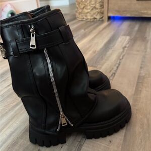Sleek Black Moto Boots with Zipper Detail